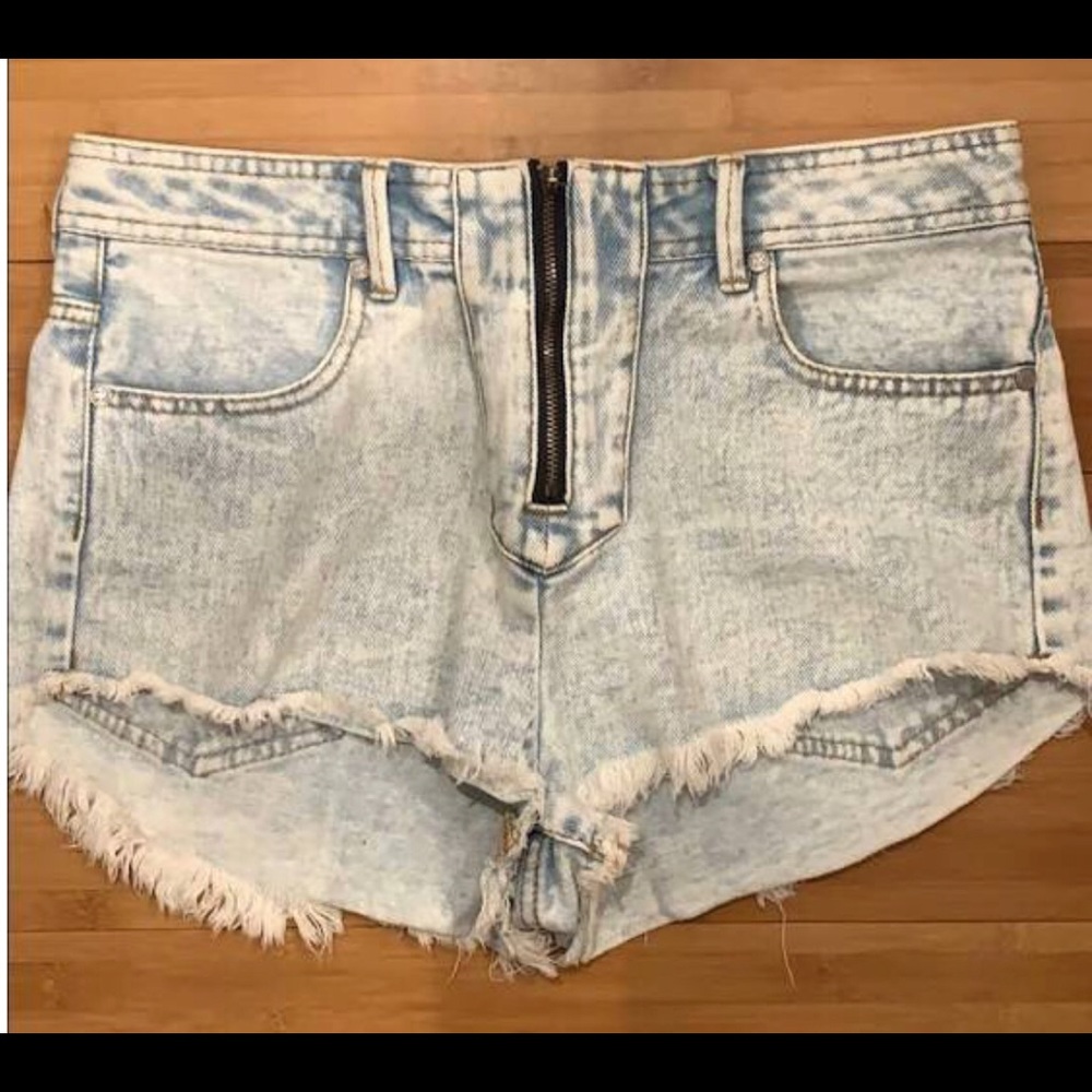 Kendall & Kylie White Wash Jean Short Front Zipper